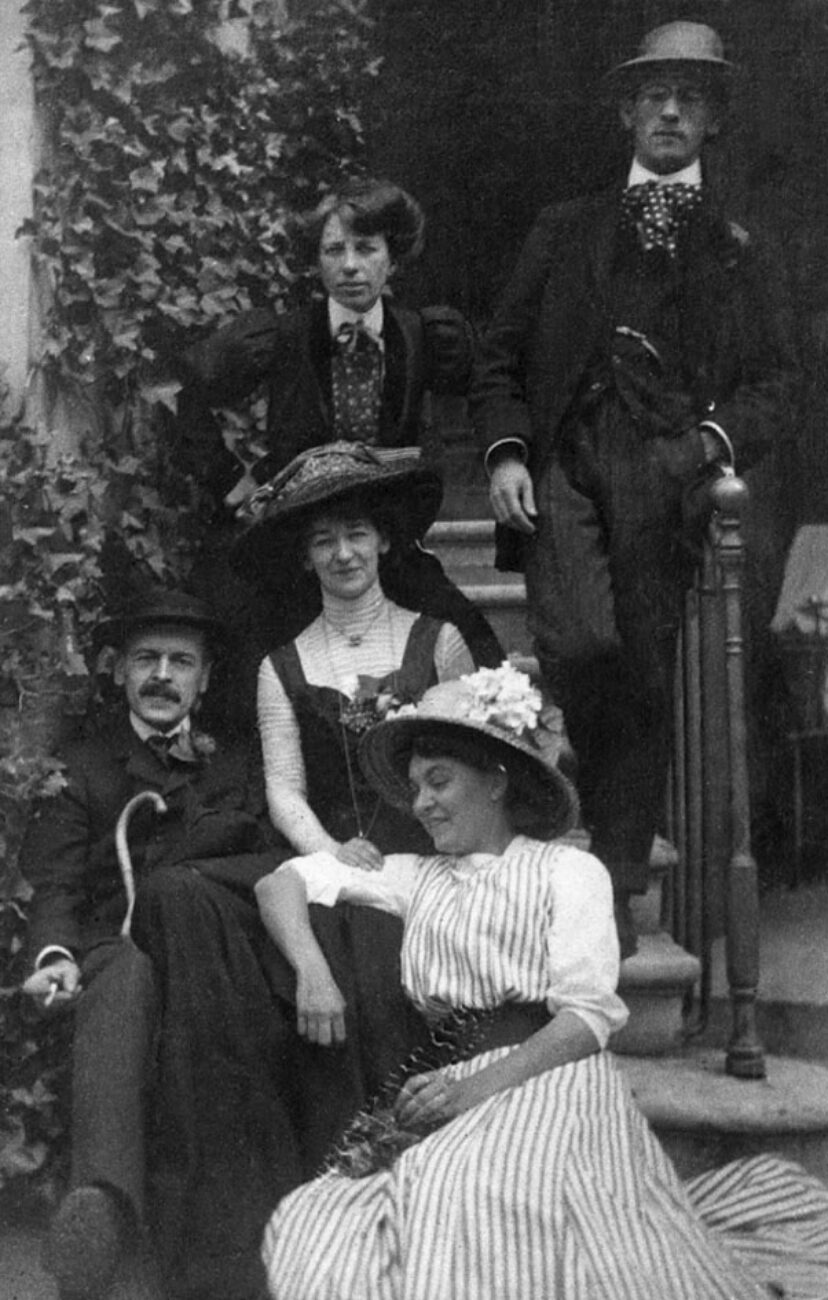 Henry Spiess und Elisabeth Krouglicoff stehen oben. Ramuz, Cécile Ramuz-Cellier und Anne-Marie Monnet sitzen unter ihnen. Alle ausser Anne-Marie Monnet blicken in die Kamera. Die Fotografie wurde 1912 in Paris aufgenommen.