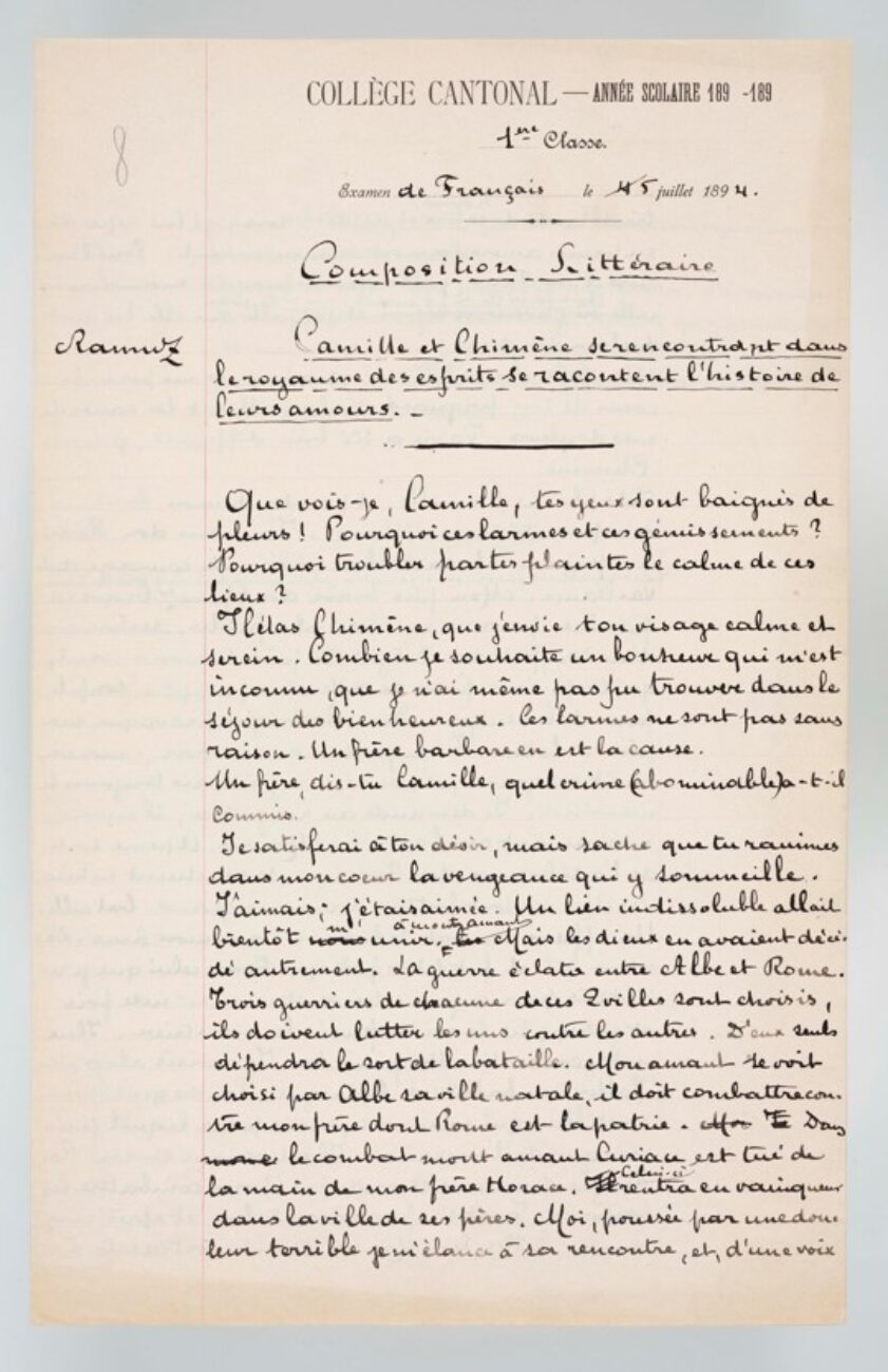 Une page lignée porte l'en-tête du Collège Cantonal. Il s'agit d'une composition littéraire écrite par Ramuz en juillet 1894 pour un examen de français. Le titre est: « Camille et Chimène se rencontrant dans le royaume des esprits se racontent l’histoire de leurs amours ». Il est souligné. En-dessous se déroule la composition dans une écriture manuscrite cursive, avec quelques ratures et corrections.