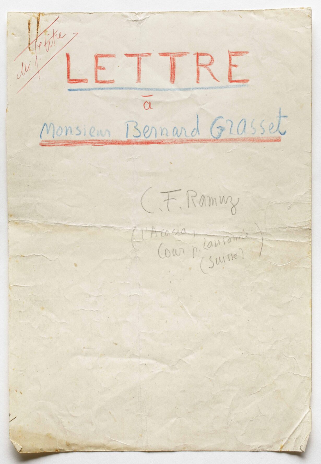 On a crumpled page is a large handwritten title: “Lettre à Monsieur Bernard Grasset.” “LETTRE” is written in capital letters in red pencil and underlined in blue. “Monsieur Bernard Grasset” is written in blue pencil and underlined in red. Below, in gray pencil, is written: “C.F. Ramuz (L’Acacia, cour p. Lausanne (Suisse)).”