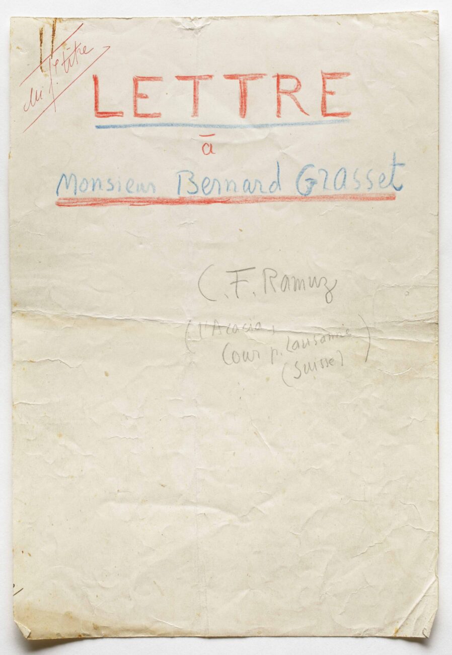 On a crumpled page is a large handwritten title: “Lettre à Monsieur Bernard Grasset.” “LETTRE” is written in capital letters in red pencil and underlined in blue. “Monsieur Bernard Grasset” is written in blue pencil and underlined in red. Below, in gray pencil, is written: “C.F. Ramuz (L’Acacia, cour p. Lausanne (Suisse)).”