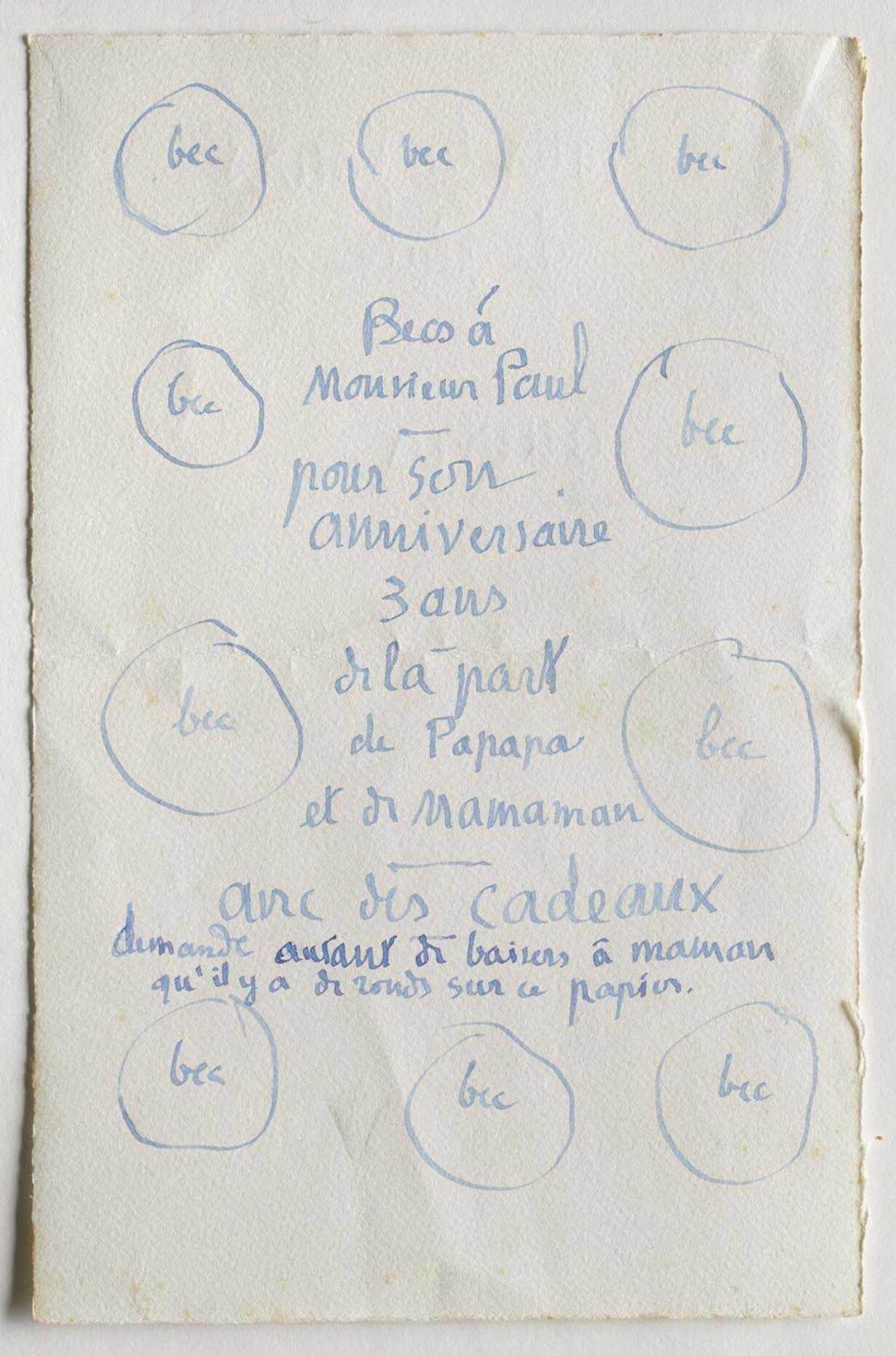 On white paper, Ramuz wrote a birthday letter to his grandson, whom he nicknamed “Monsieur Paul.” Around a small text in blue ink, he drew ten circles surrounding the word “bec” (beak).