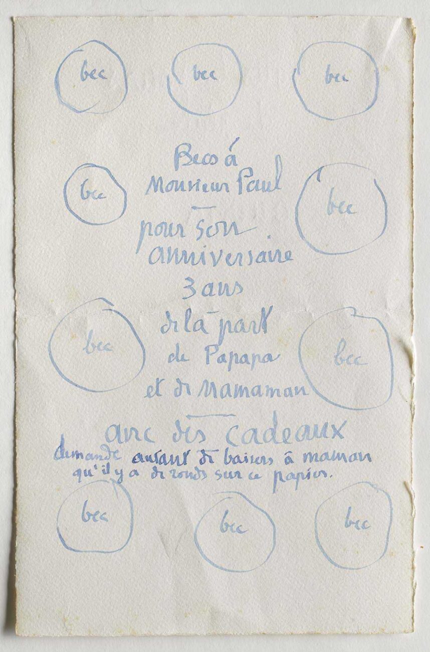 On white paper, Ramuz wrote a birthday letter to his grandson, whom he nicknamed “Monsieur Paul.” Around a small text in blue ink, he drew ten circles surrounding the word “bec” (beak).