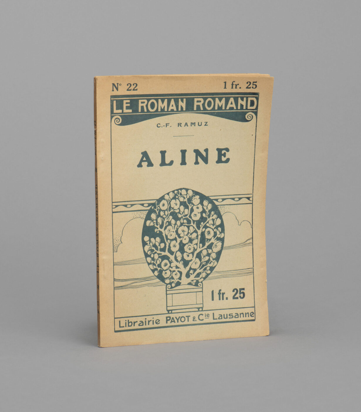 Couverture du roman « Aline ». Des motifs végétaux de couleur sauge ornent un papier jauni.