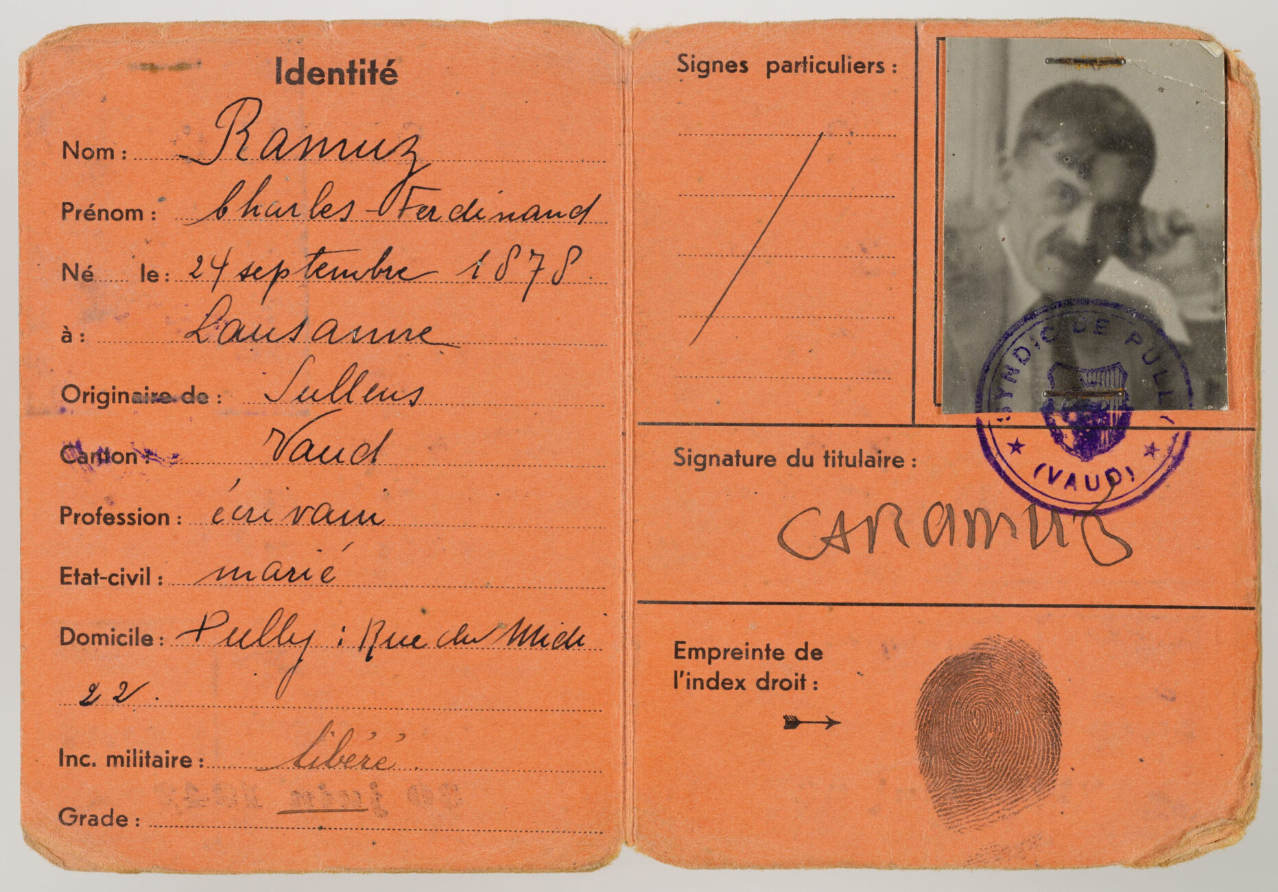 Image de la carte d'identité de Ramuz. Elle est orange et ouverte. On y distingue notamment sa profession: 