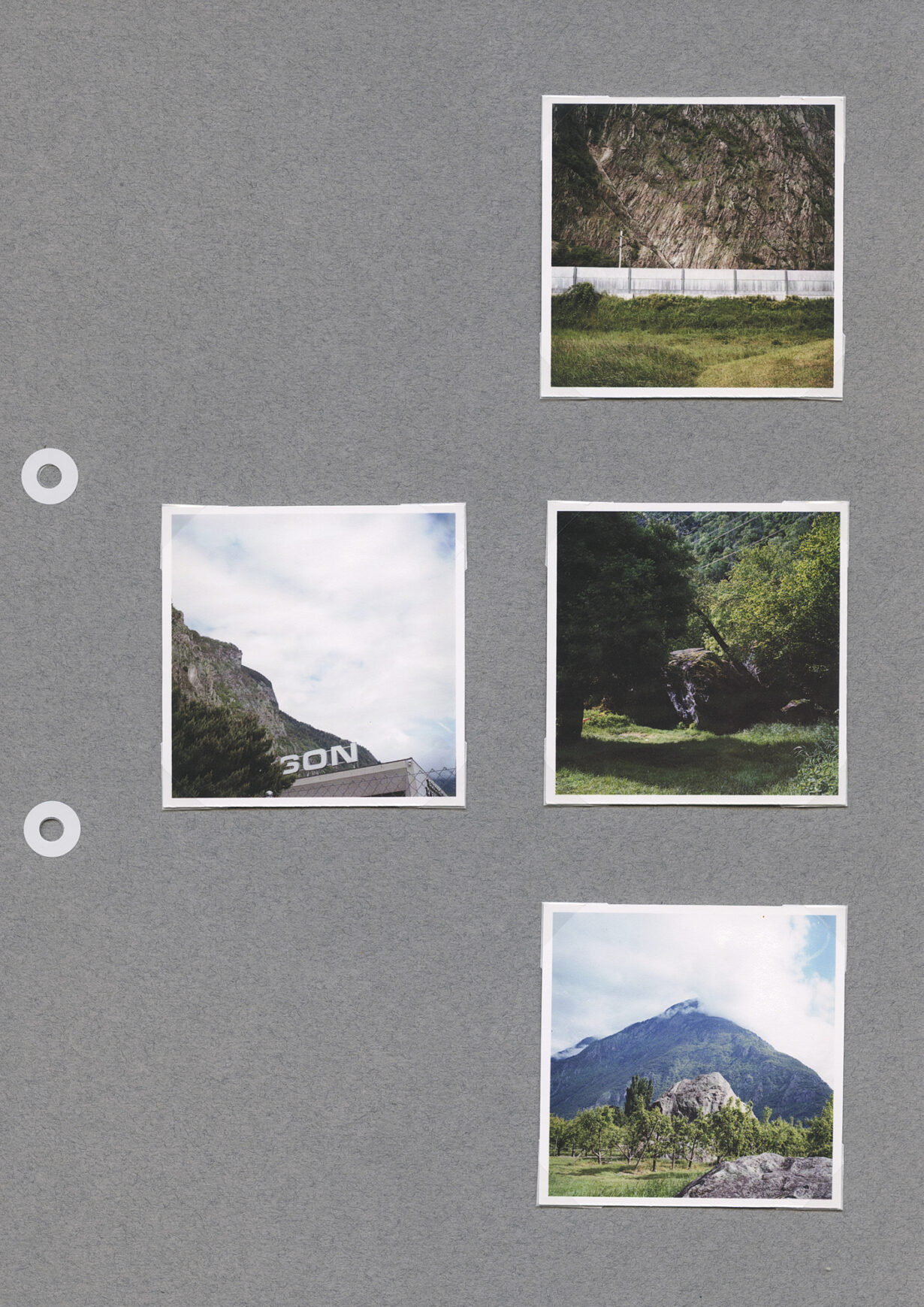 Page de classeur grise sur laquelle sont collées quatre photos carrées. Elles sont en couleur et représentent des paysages de montagne et de forêt.