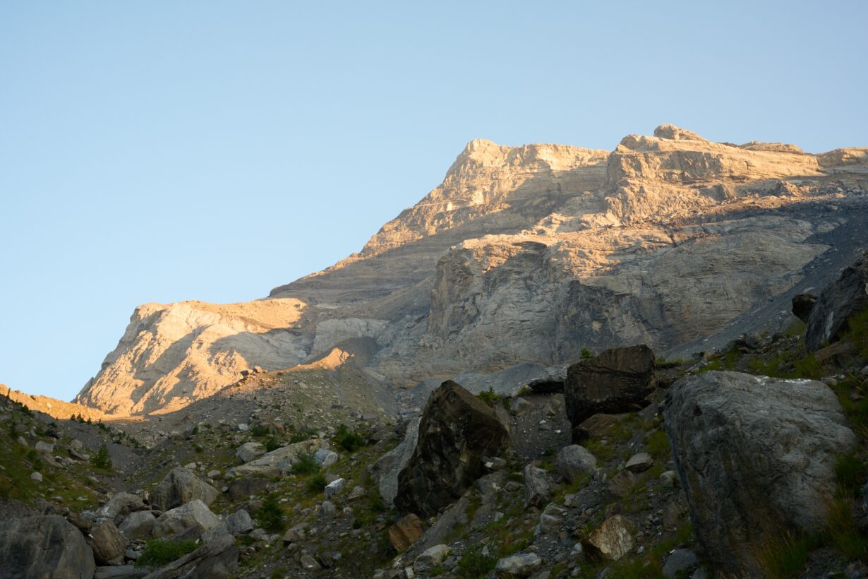 Photo contemporaine d’un paysage de montagne. Il s’agit de Derborence au lever du jour. 